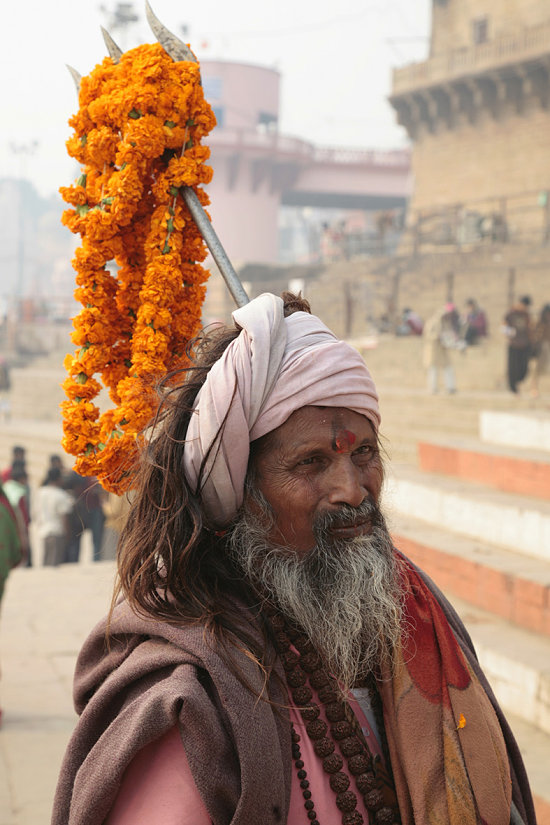 Sadhu-mit-DreizackTrishul_Varanasi am Ganges
